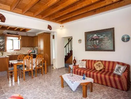 Fernanda's Traditional 2 Floor House 포로스
