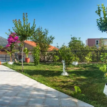 Fernanda's Traditional 2 Floor House 포로스